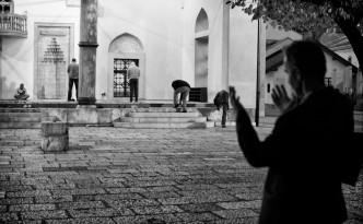 man-praying-at-mosque-in-sarajevo_mini